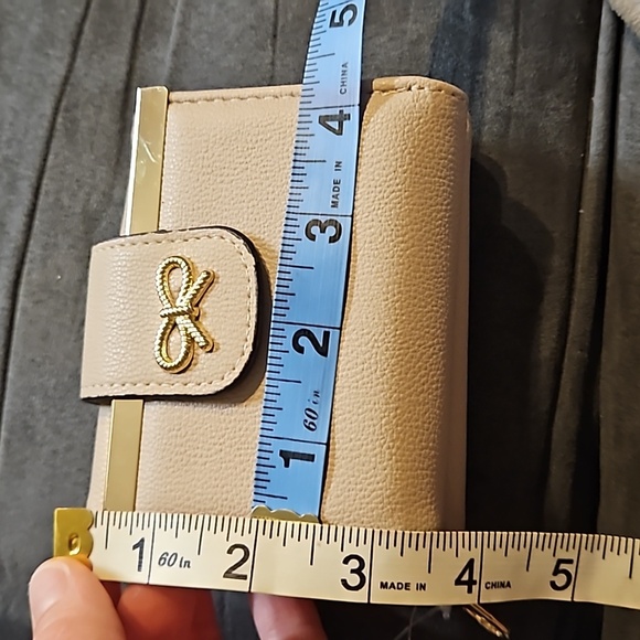 Chic Womens Beige Vegan Leather Wallet Gold Bow Button Clasp Zipper Pouch NWT - Picture 8 of 9